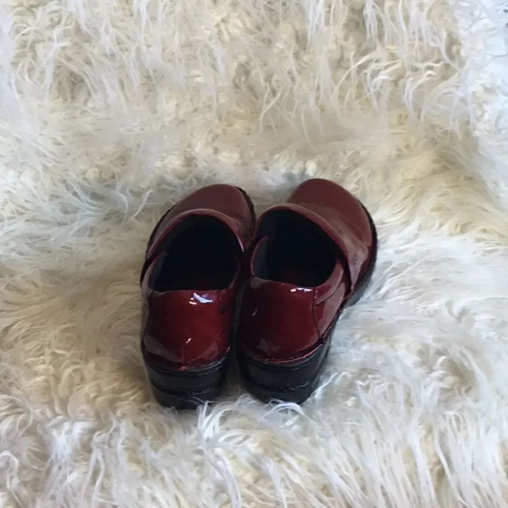 Deep red clog type shoes in size 6 NWOT - Picture 7 of 14